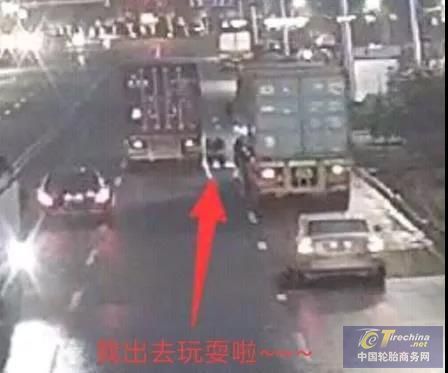 1000多斤輪胎街上“狂奔”，破壞力強大 