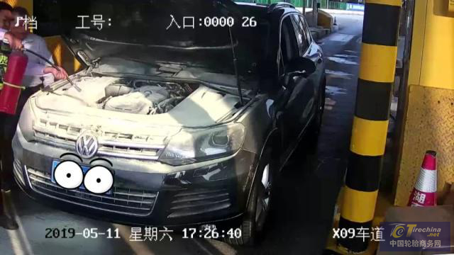 驚心！收費站一黑色小車自燃 夏季汽車出行要注意這些！