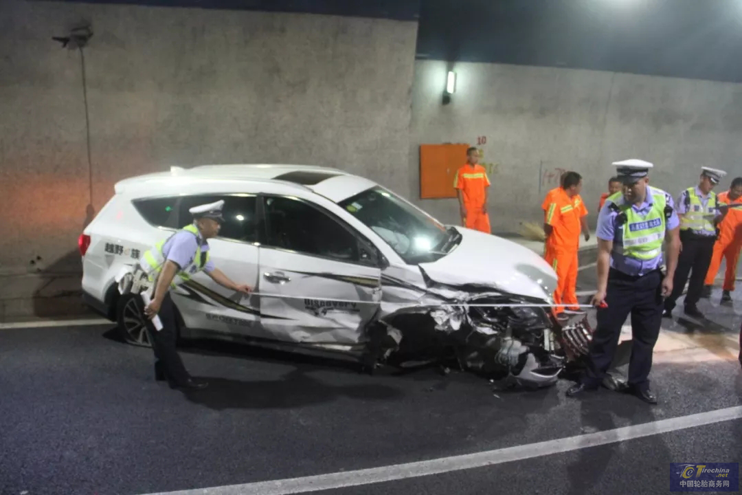 高速上車壞了，三角警示牌到底放哪才安全？