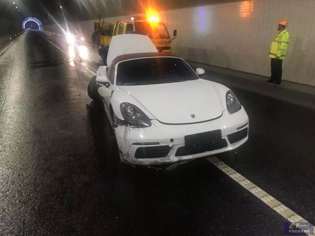 杭州小伙喜提保時捷，不到一星期車輛輪胎被撞毀……