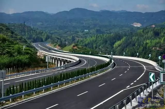 為什么有的車跑高速特別穩，有的車速度一快就飄？