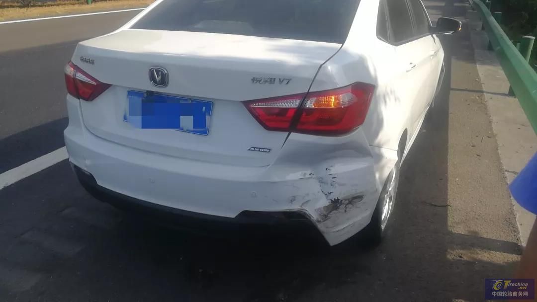 高速超車道換胎！后車追尾釀事故......