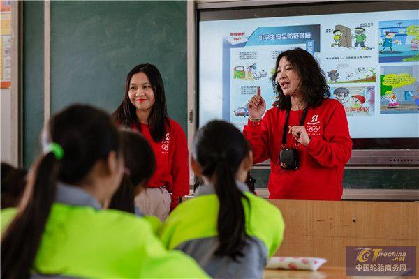 【圖3】普利司通志愿者給小朋友講授交通安全知識_副本.jpg