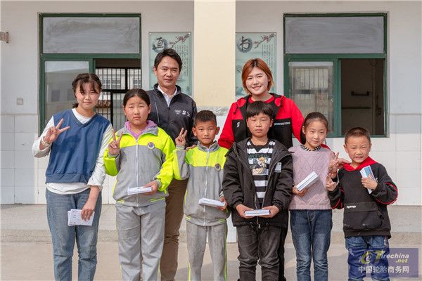 【圖6】普利司通（中國）投資有限公司總經理森田泰博和葉詩文為小朋友的優秀夢想詩詞頒獎_副本.jpg