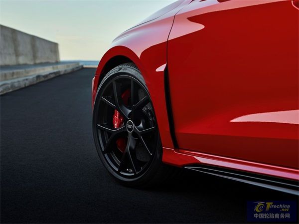 汲取賽車運動經驗的P ZERO成為新款奧迪RS3車型量身定制的原配輪胎.jpg