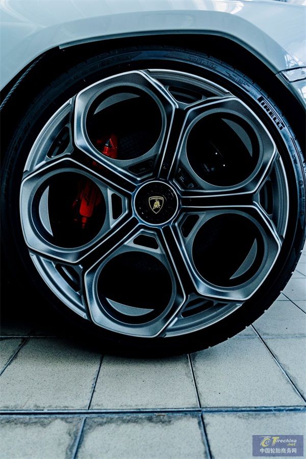倍耐力與蘭博基尼Countach車型共同慶祝50周年合作紀念 (3).jpg
