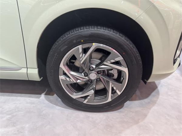 玲瓏輪胎閃耀2025上海車展，盡顯配套強者之姿